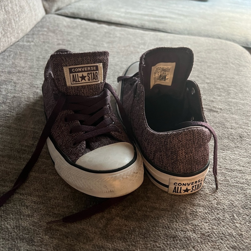 Maroon low women’s converse size 8